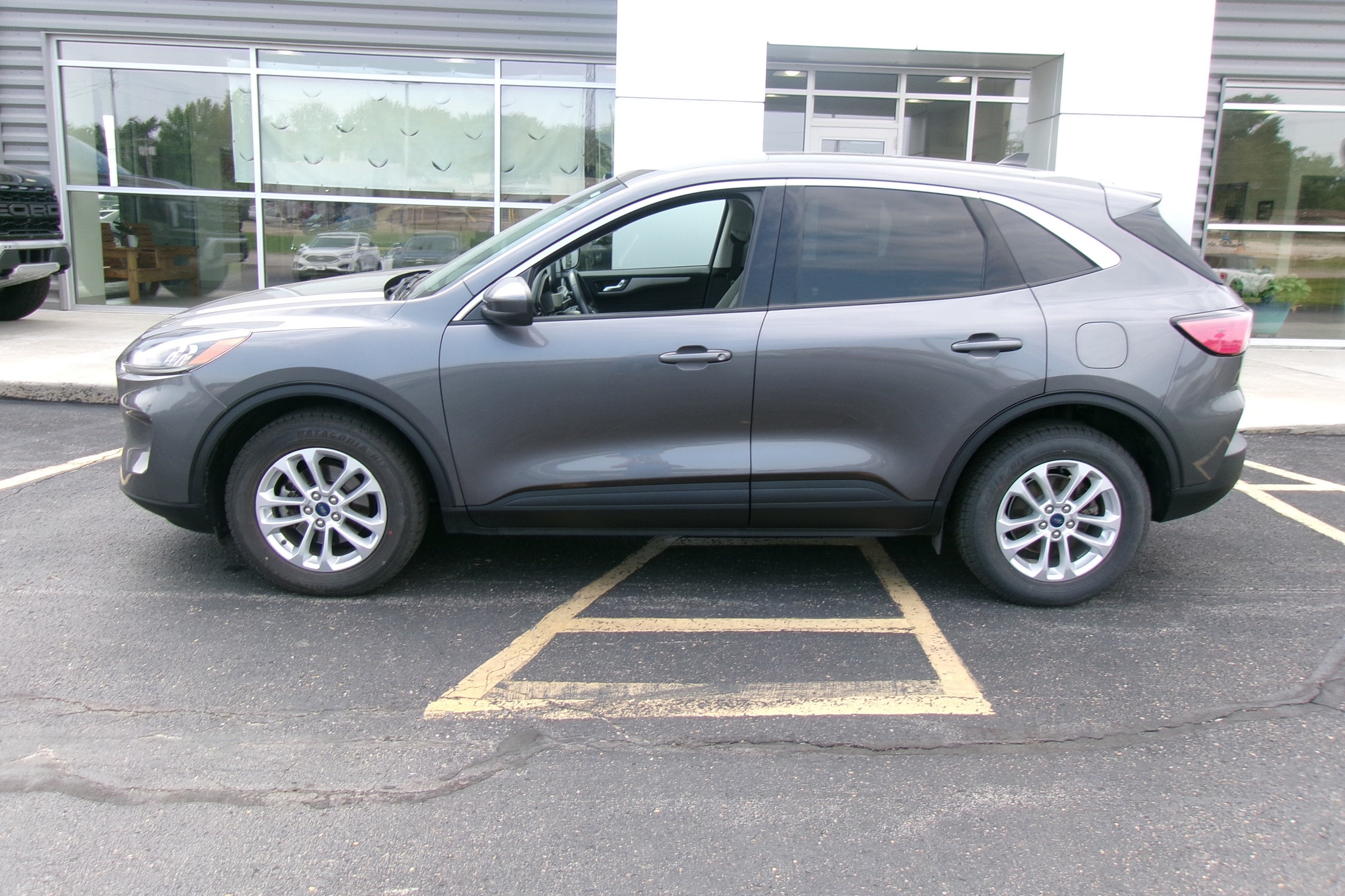 Used 2021 Ford Escape SE with VIN 1FMCU9G63MUA19474 for sale in Kansas City