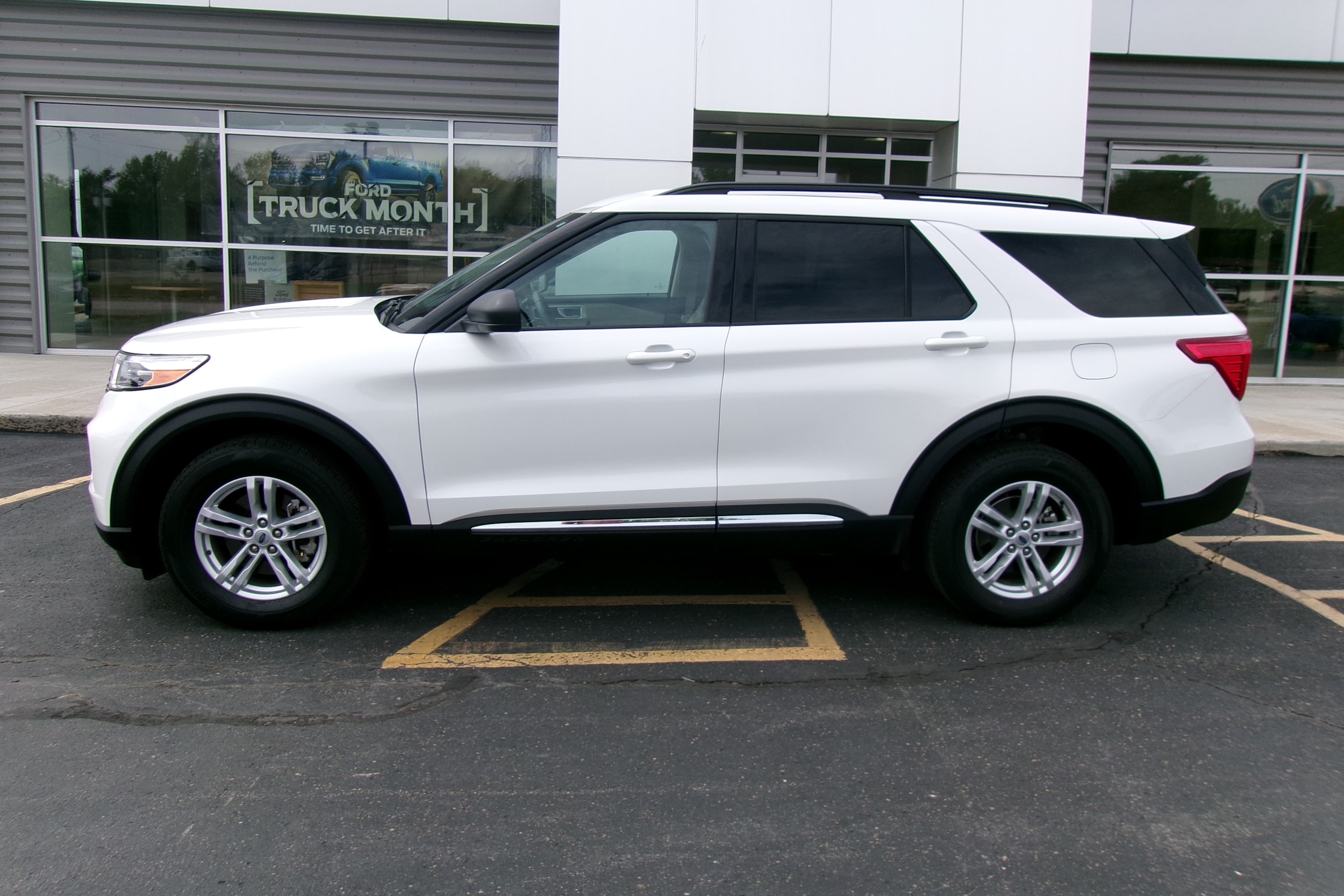 Used 2023 Ford Explorer XLT with VIN 1FMSK8DH8PGB53773 for sale in Kansas City