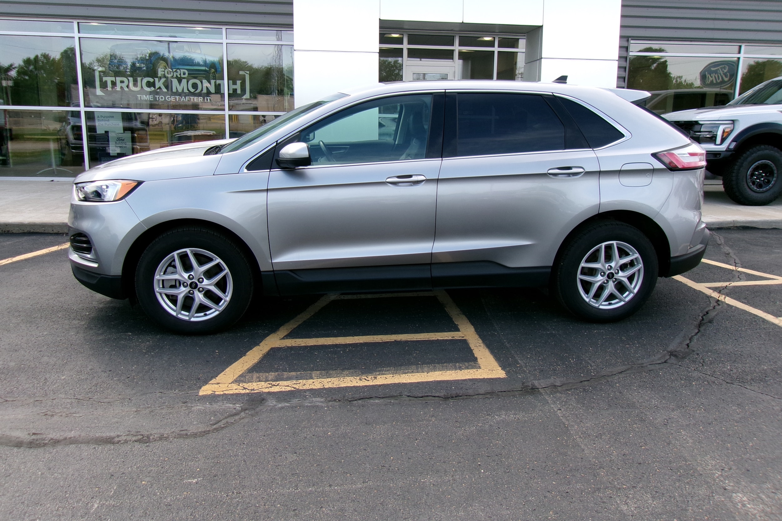 Used 2024 Ford Edge SEL with VIN 2FMPK4J94RBA52428 for sale in Kansas City