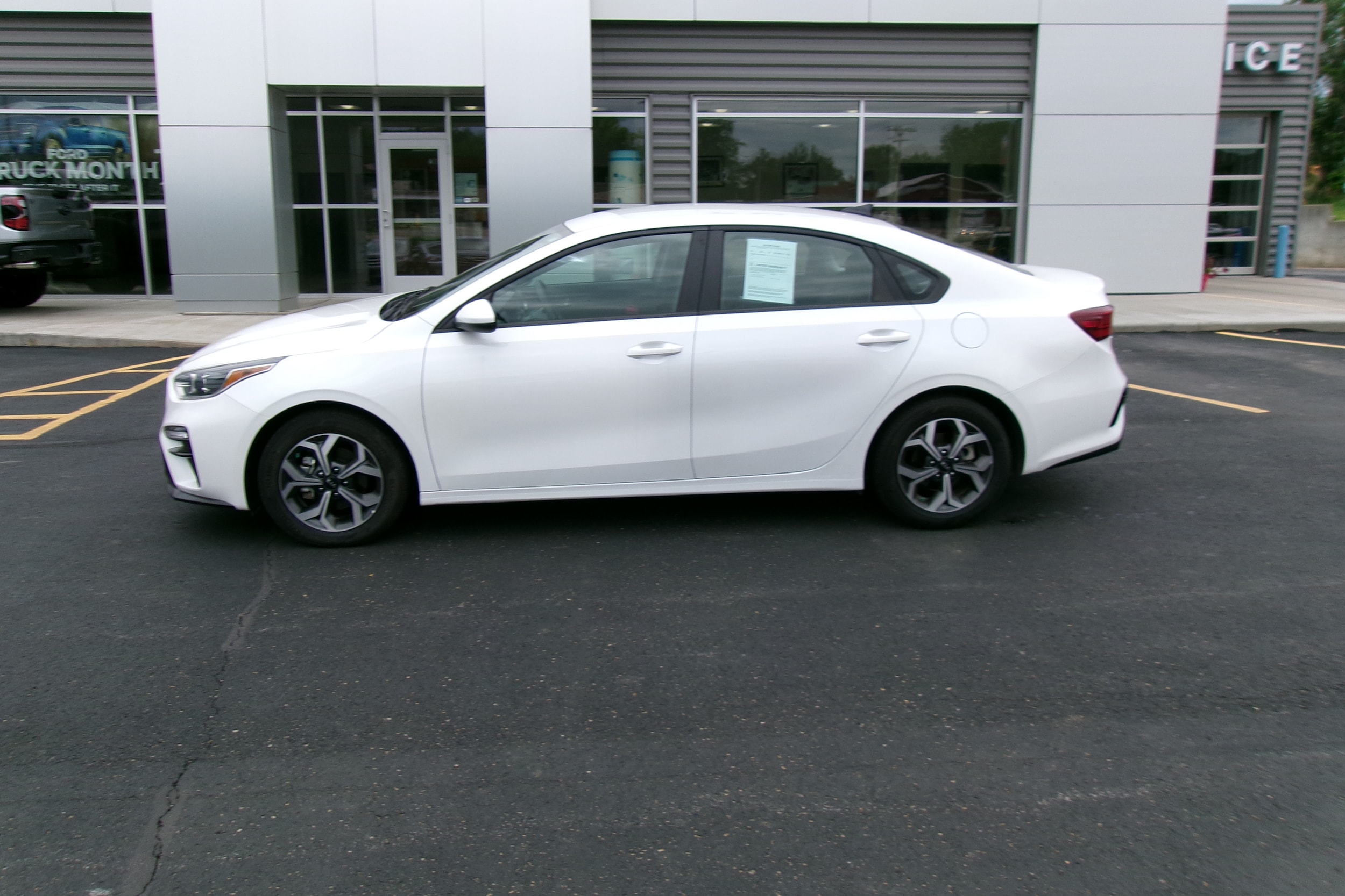 Used 2021 Kia Forte LXS with VIN 3KPF24AD0ME325273 for sale in Kansas City