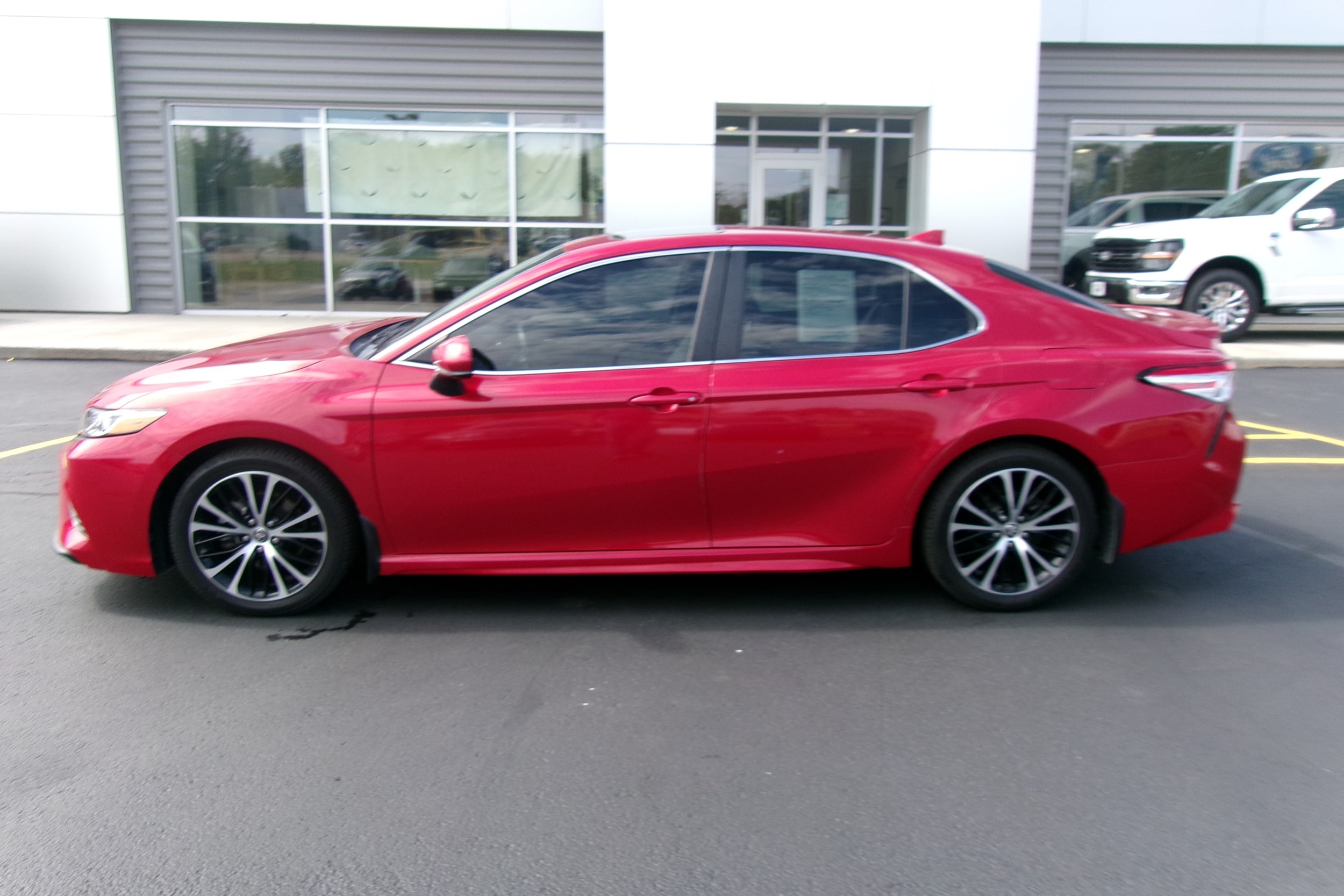 Used 2020 Toyota Camry SE with VIN 4T1G11AK7LU374700 for sale in Holton, KS