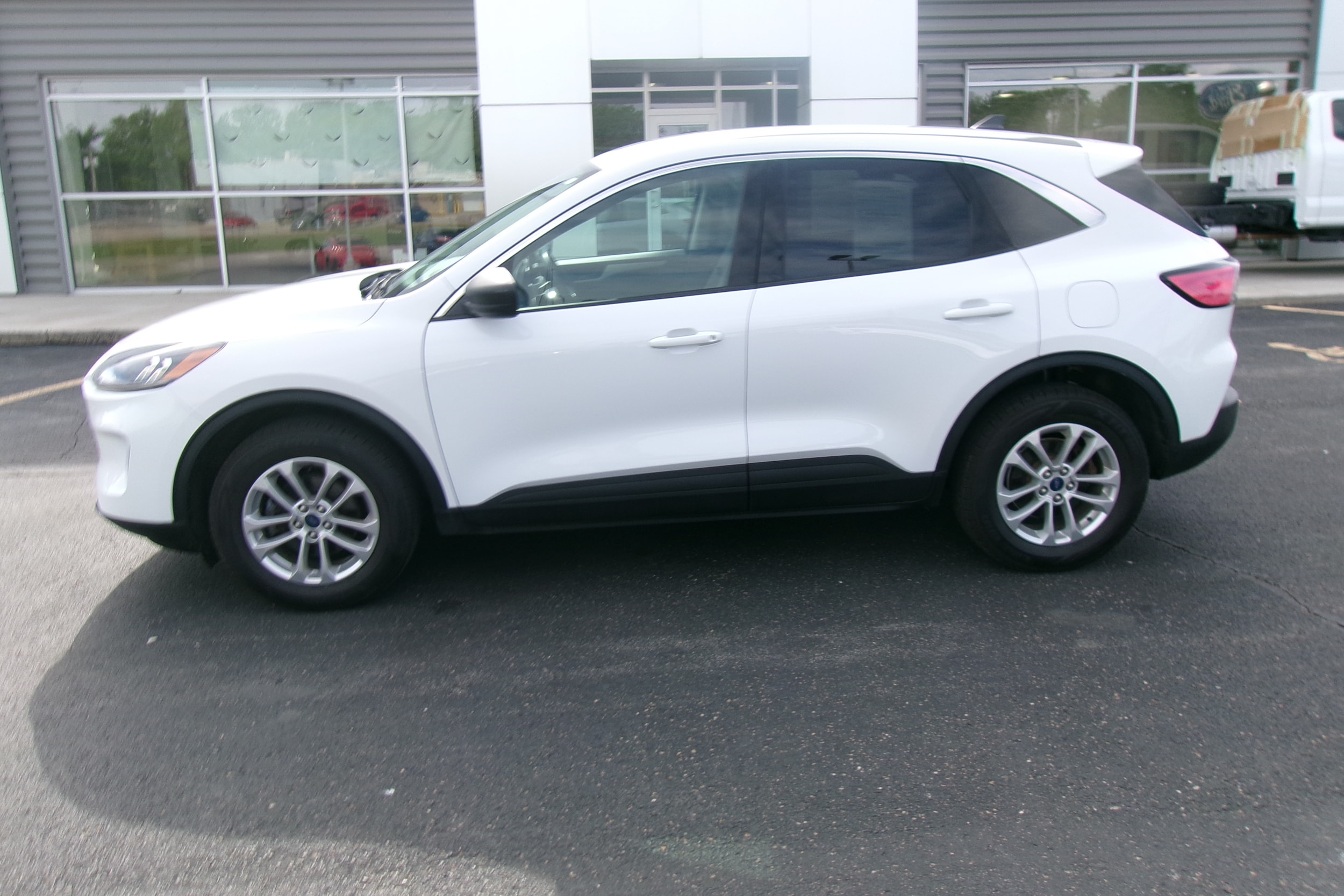 Used 2022 Ford Escape SE with VIN 1FMCU9G68NUB33746 for sale in Kansas City