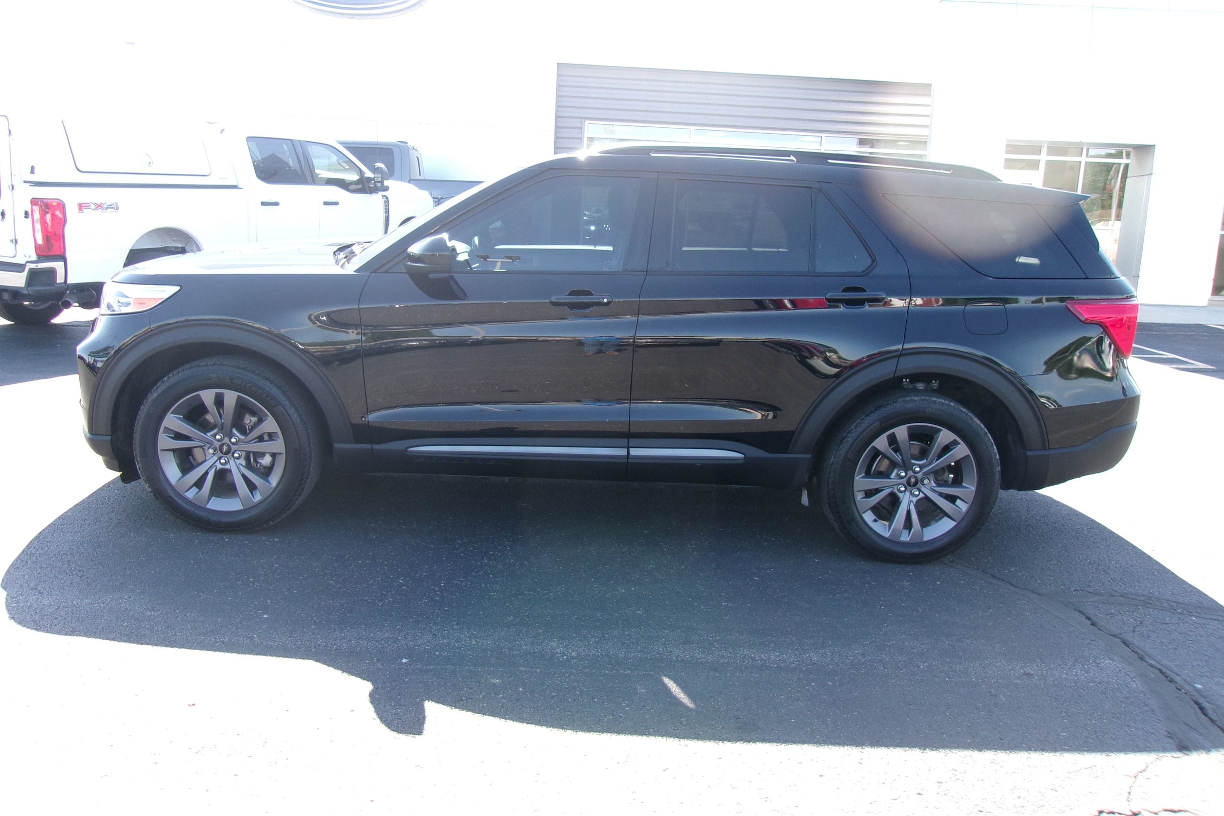 Used 2023 Ford Explorer XLT with VIN 1FMSK8DH1PGA41932 for sale in Kansas City