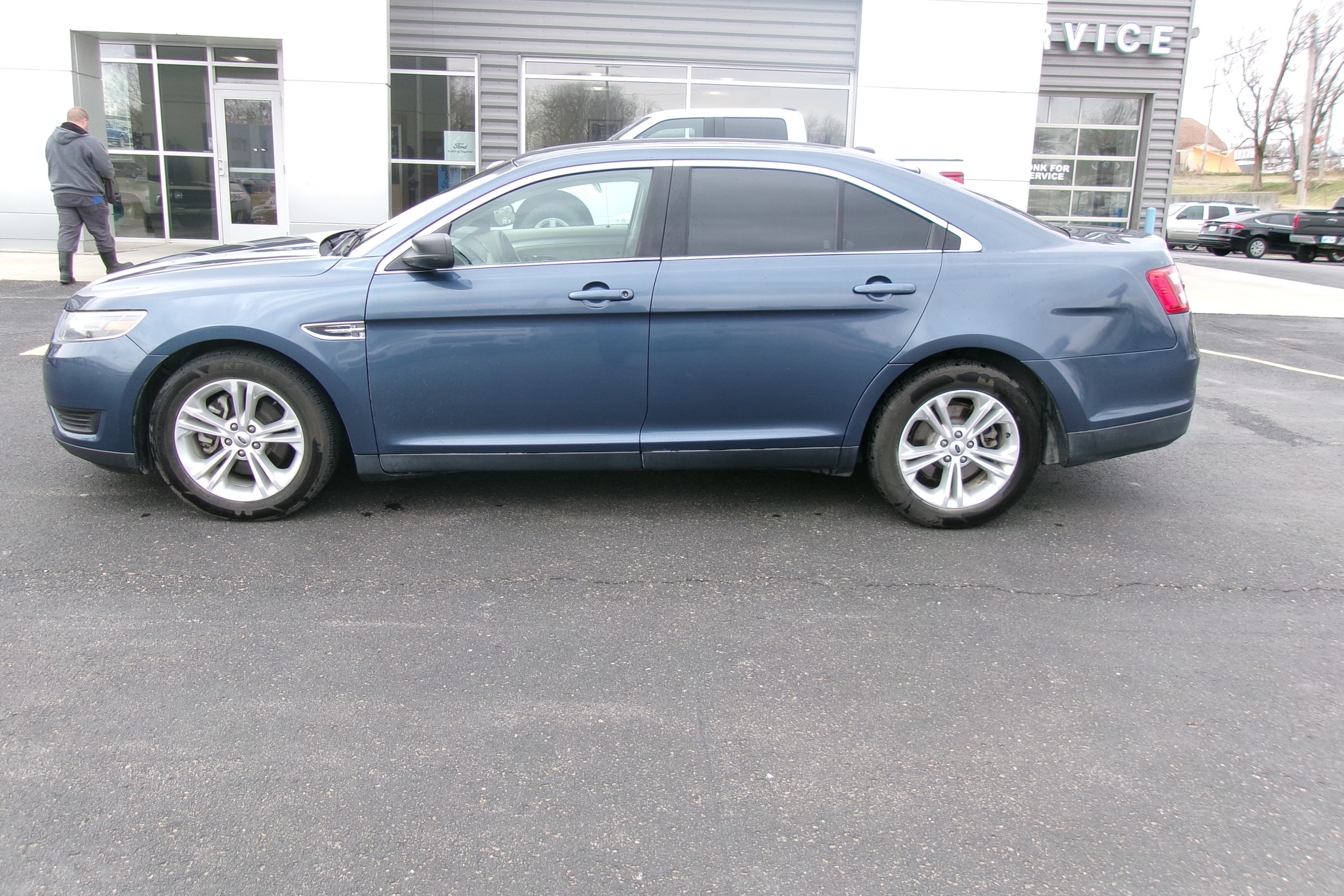 Used 2018 Ford Taurus SE with VIN 1FAHP2D8XJG135933 for sale in Kansas City