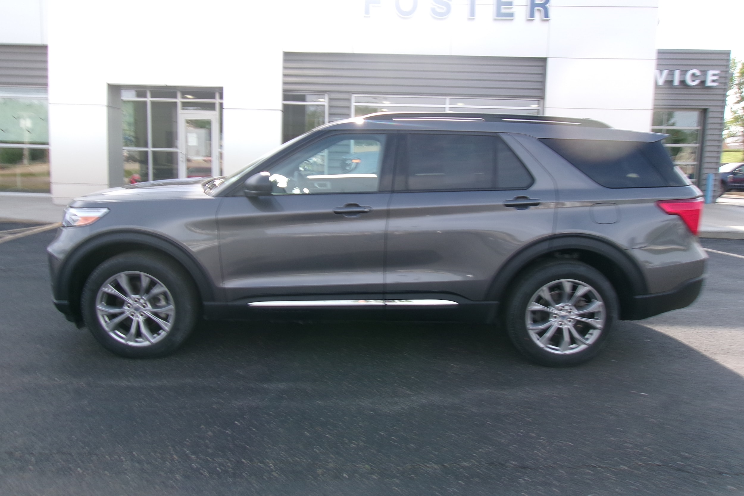 Used 2023 Ford Explorer XLT with VIN 1FMSK8DH4PGA40662 for sale in Kansas City