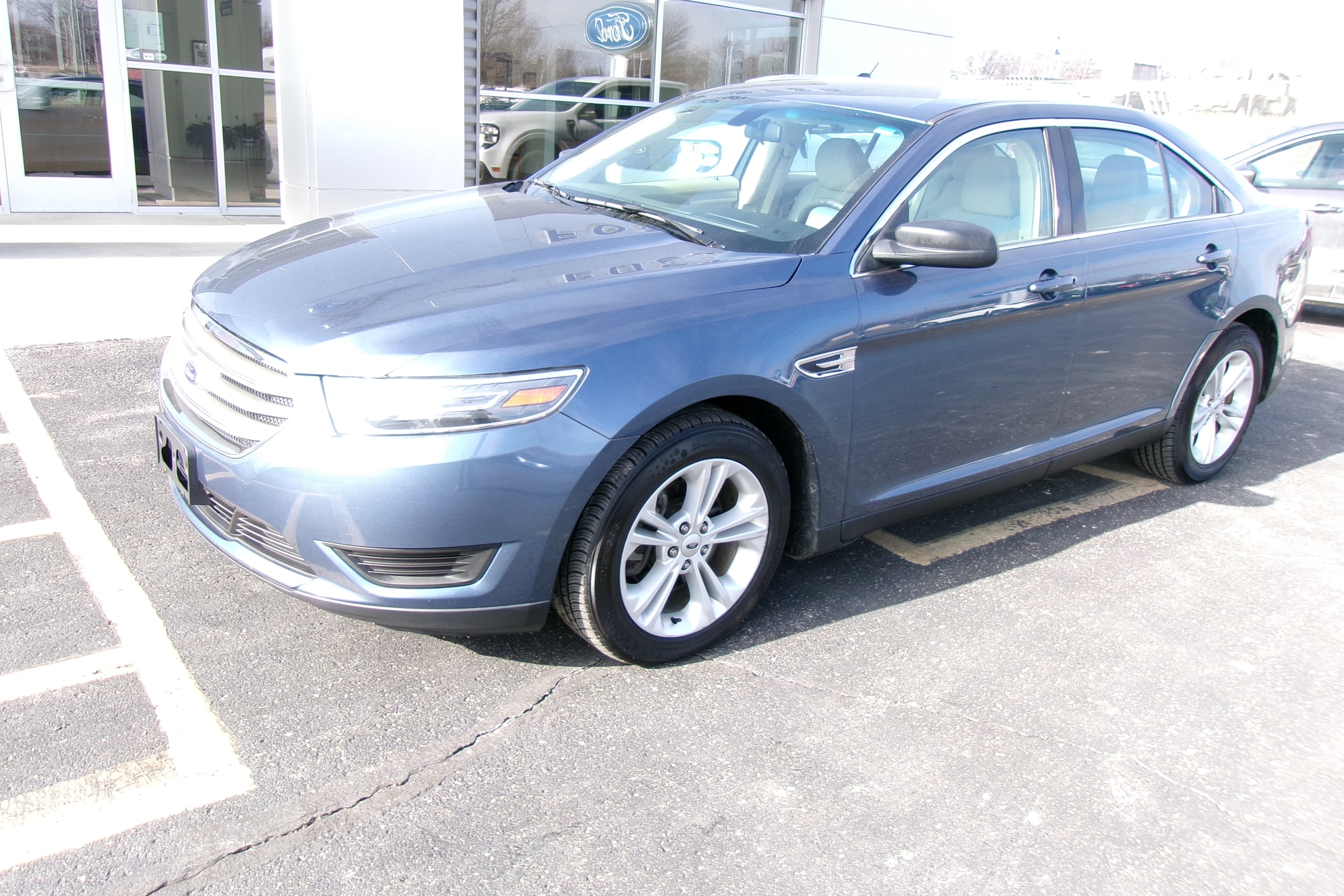 2018 Ford Taurus SE's photo