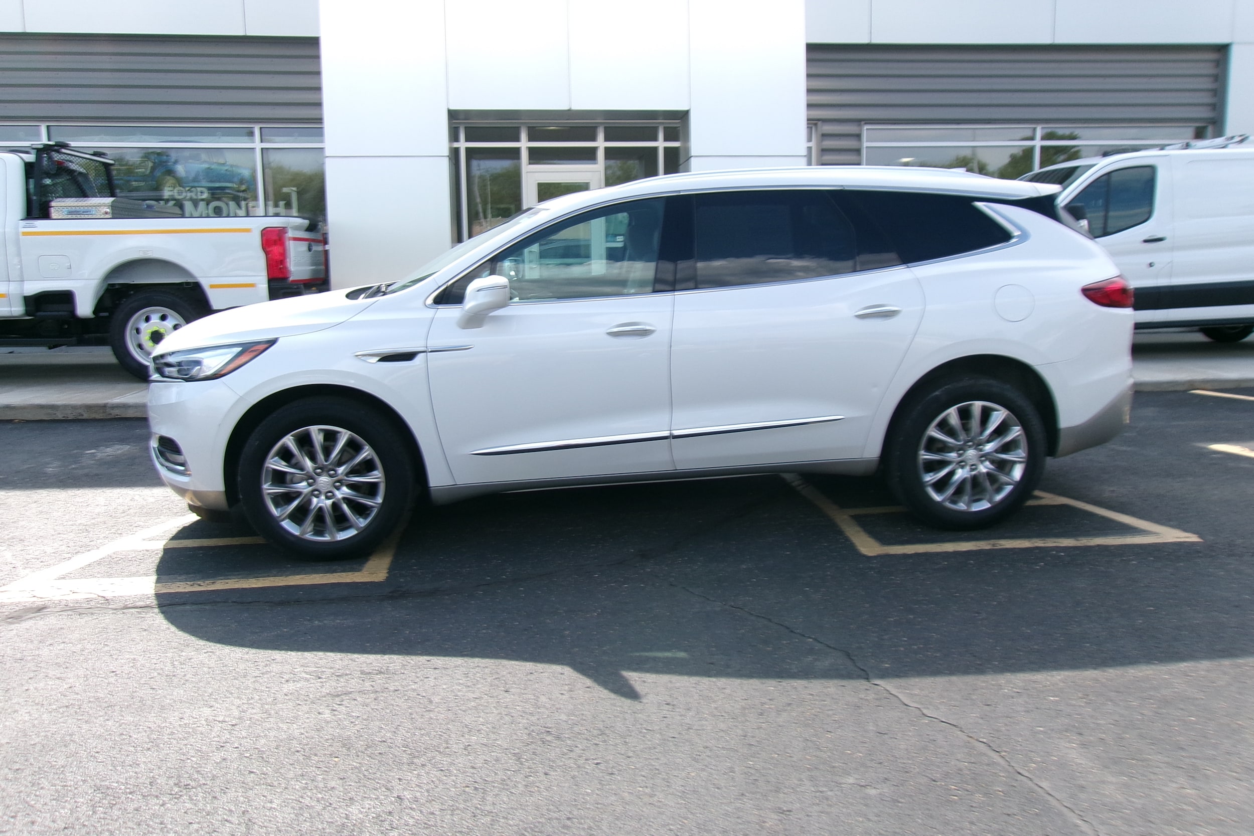 Used 2020 Buick Enclave Premium with VIN 5GAEVBKWXLJ265660 for sale in Kansas City