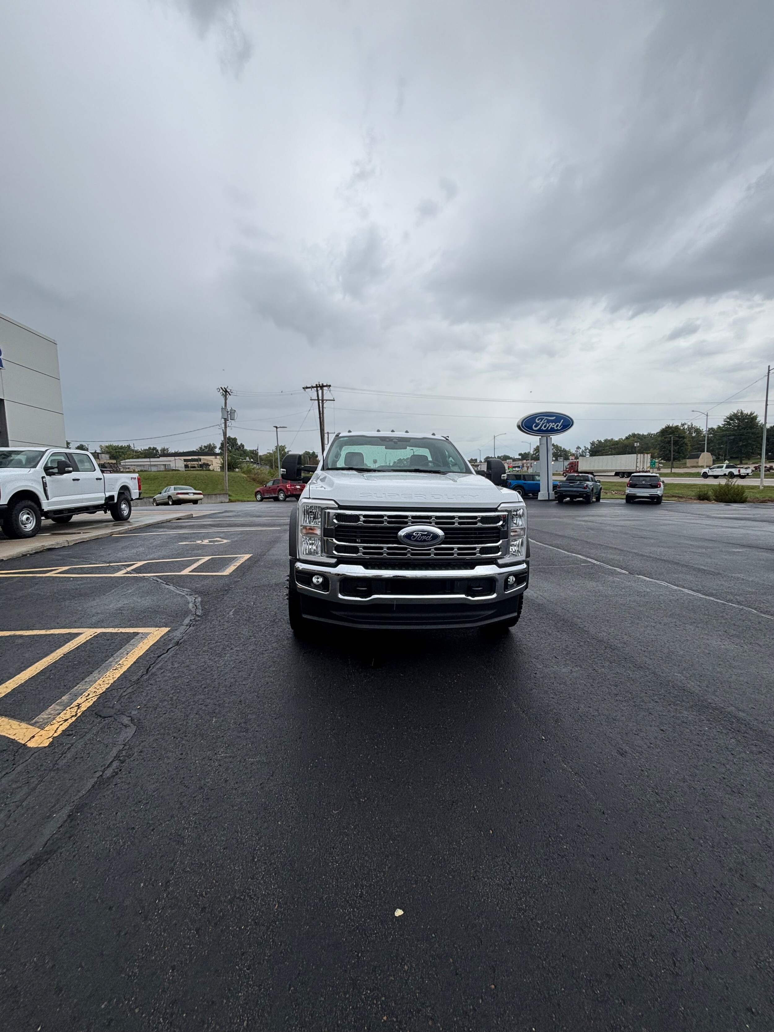 2026 Ford F-550 photo 3