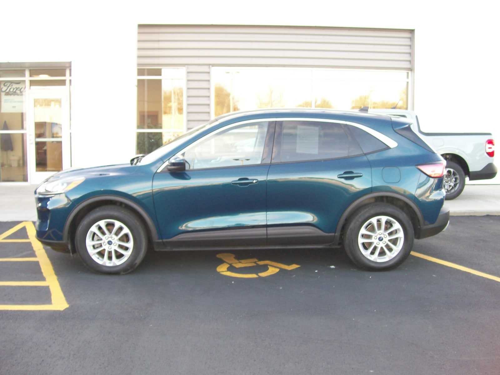 Used 2020 Ford Escape SE with VIN 1FMCU9G69LUC22920 for sale in Holton, KS