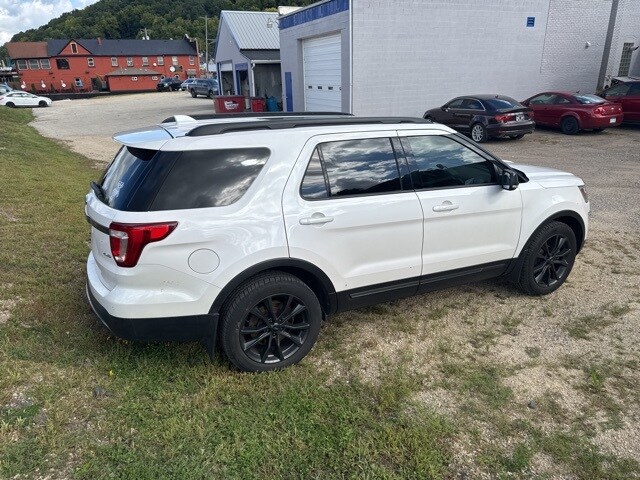 2017 Ford Explorer XLT photo 3