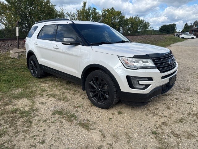 2017 Ford Explorer XLT photo 2