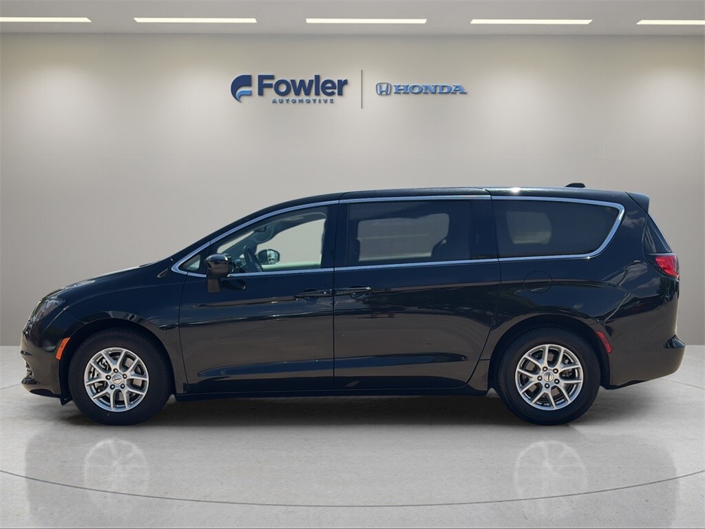 2023 Chrysler Voyager LX photo 3