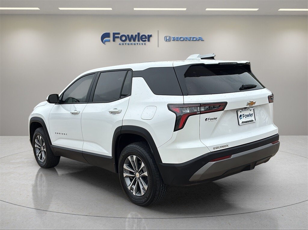 2025 Chevrolet Equinox LT photo 2