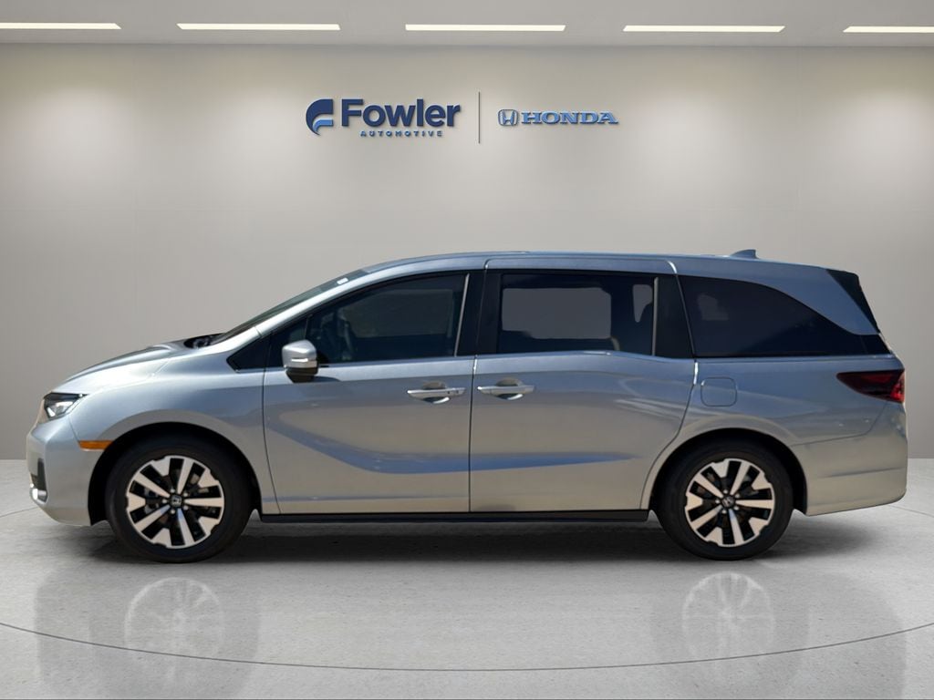 View vehicle photo 3