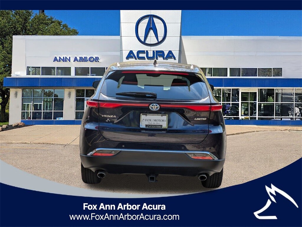 2024 Toyota Venza photo 2