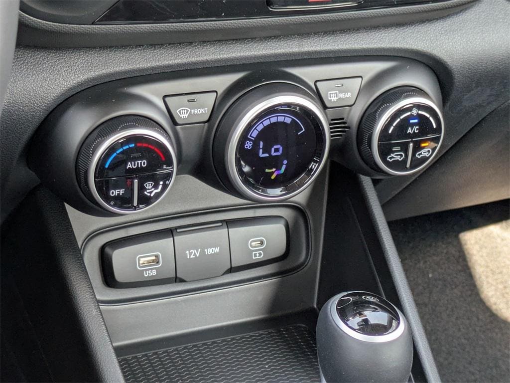 2025 Hyundai Venue SEL - Photo 25