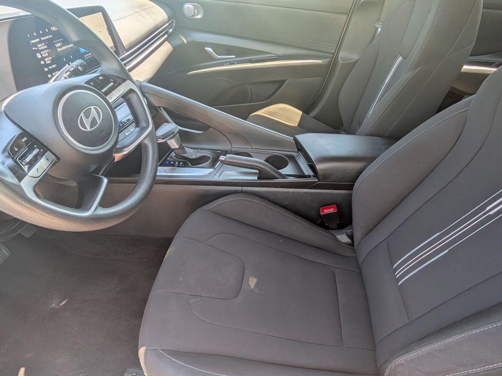 2024 Hyundai Elantra SEL - Photo 12