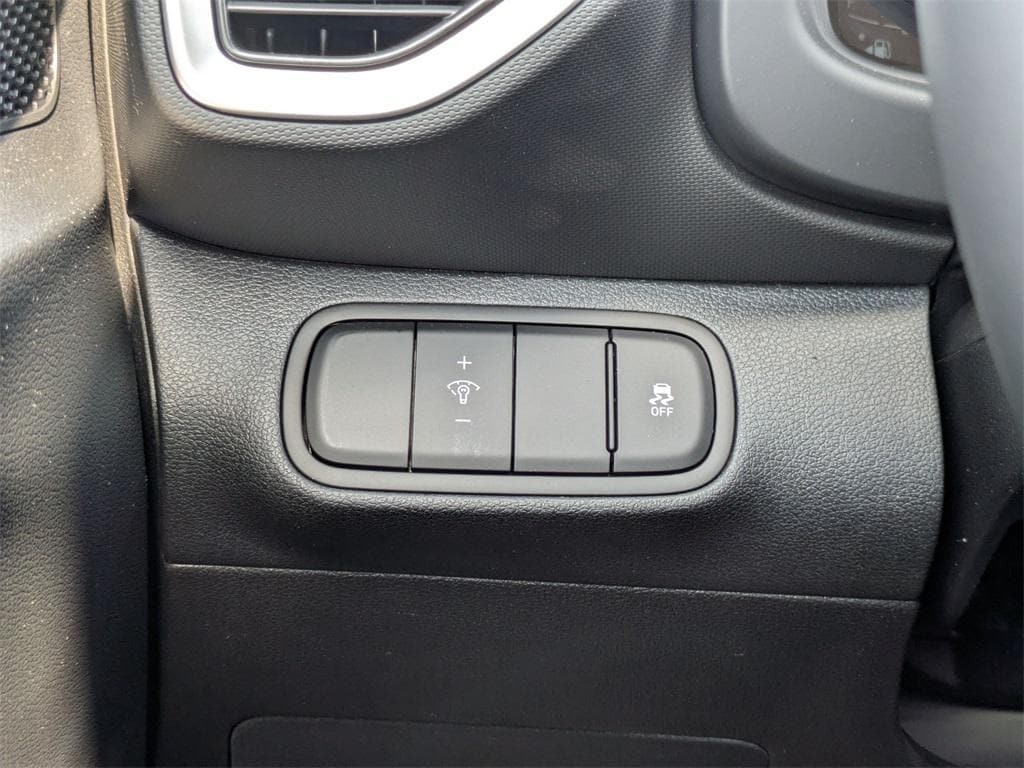 2025 Hyundai Venue SEL - Photo 18