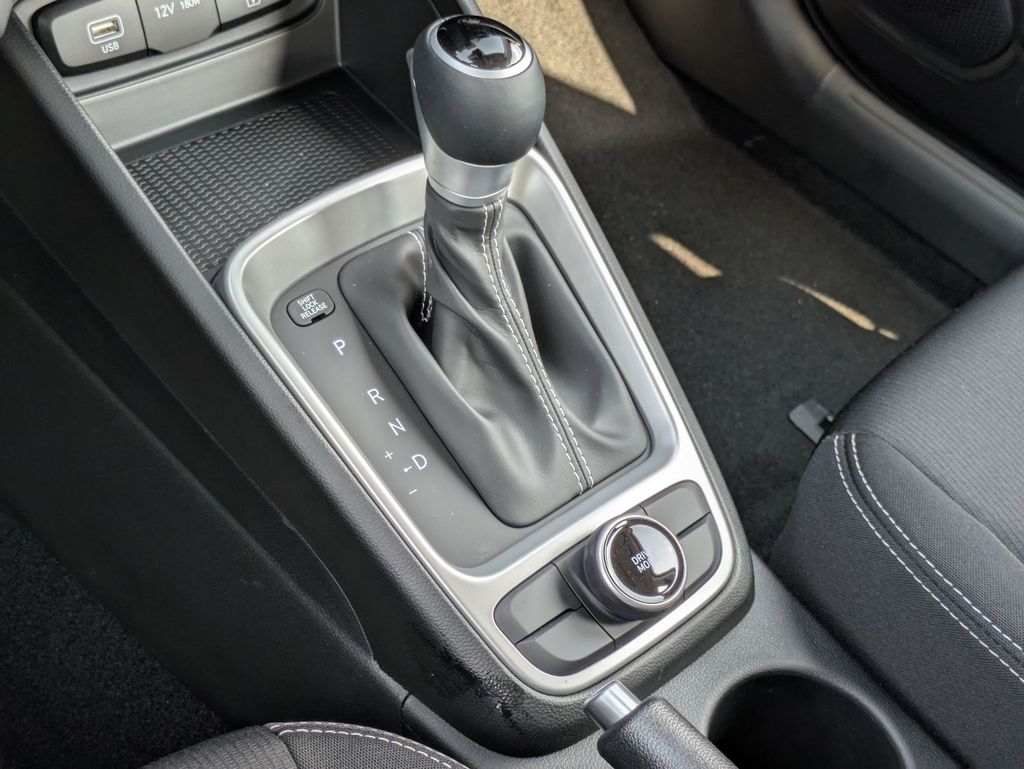2025 Hyundai Venue SEL - Photo 23