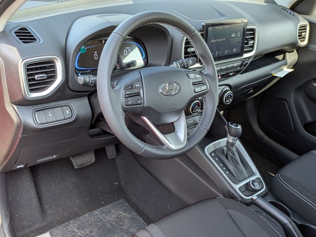 2025 Hyundai Venue SEL - Photo 15