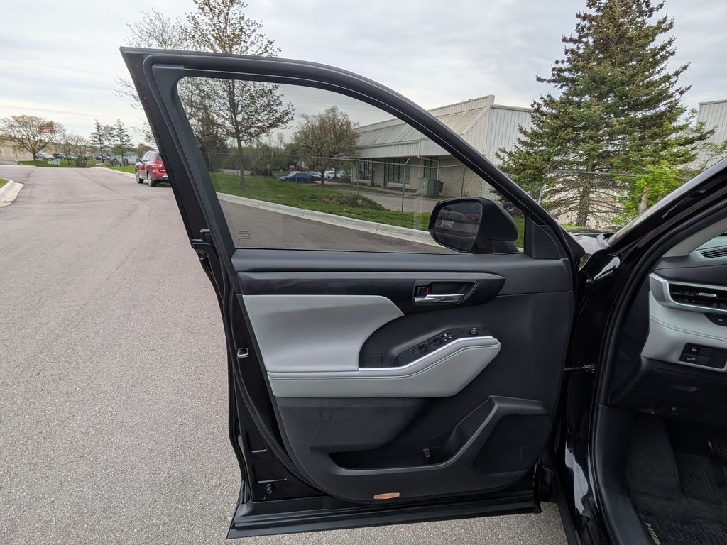 2020 Toyota Highlander XLE - Photo 14