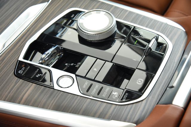 2027 BMW X7 40i - Photo 15