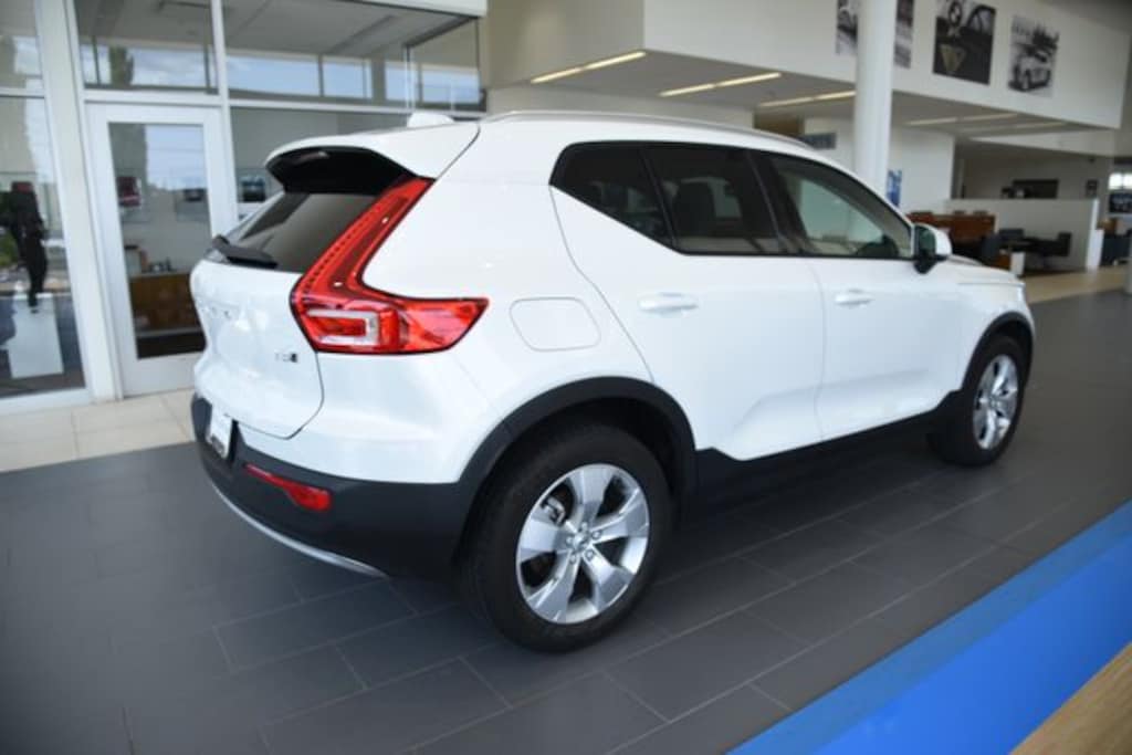 Used 2021 Volvo XC40 Momentum SUV