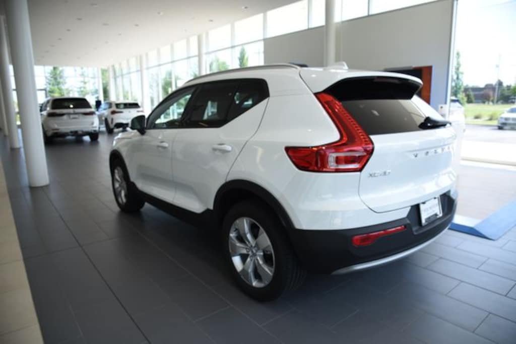 Used 2021 Volvo XC40 Momentum SUV