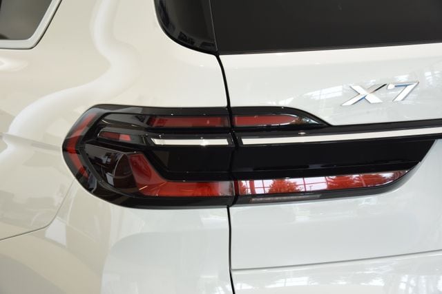 2027 BMW X7 40i - Photo 9