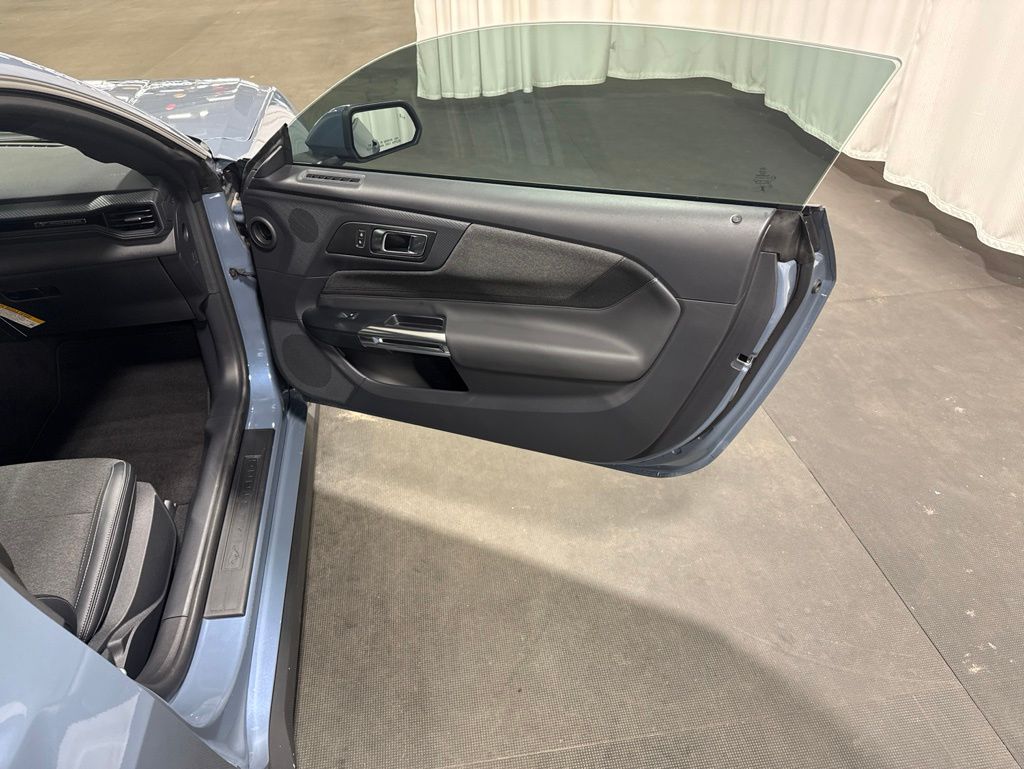 2026 Ford Mustang EcoBoost - Photo 13