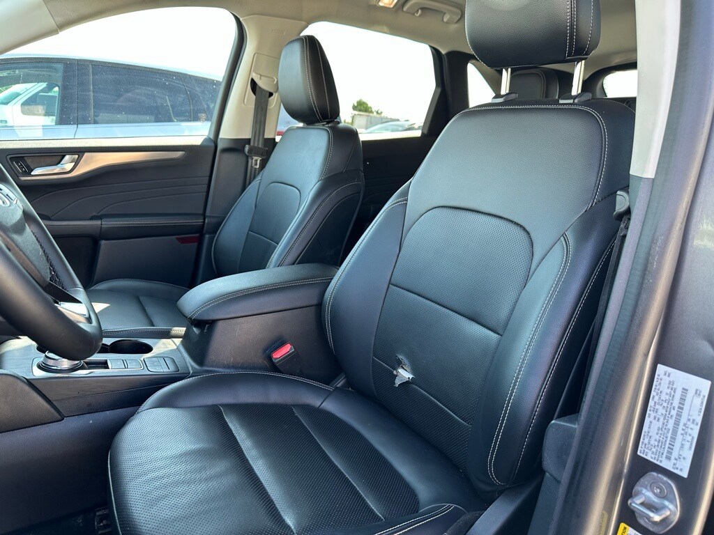 2022 Ford Escape Titanium photo 2