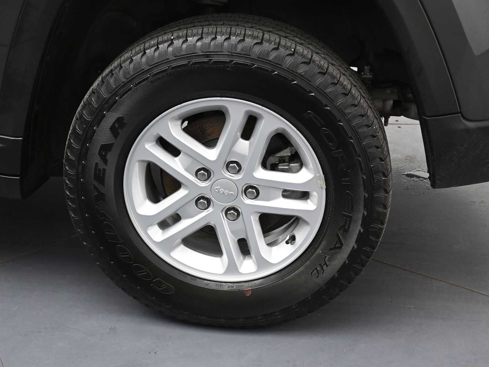 2023 Jeep Grand Cherokee Laredo photo 4