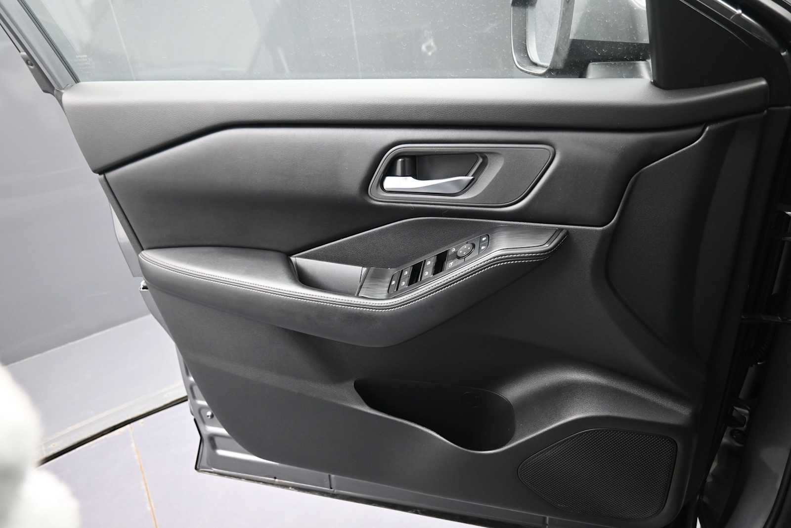2025 Nissan Rogue SV - Photo 12