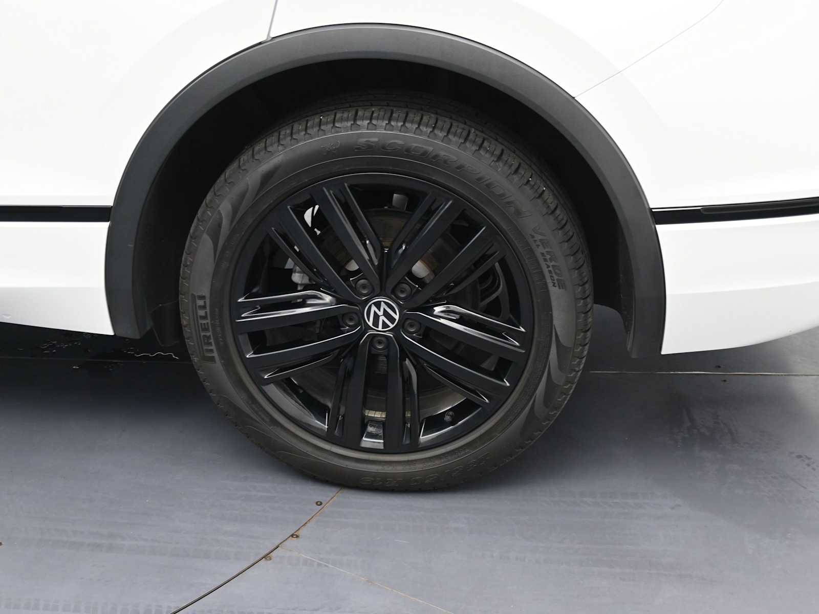 2022 Volkswagen Tiguan SE R-Line Black photo 2