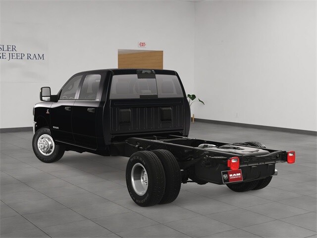 2024 Ram 3500 SLT photo 4