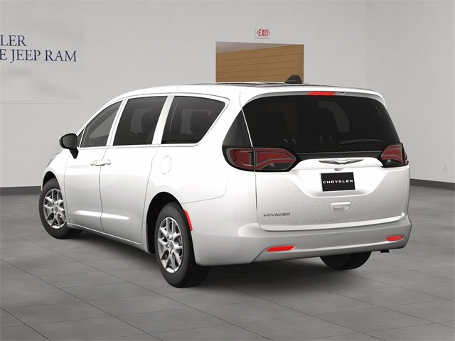 2025 Chrysler Voyager LX photo 4