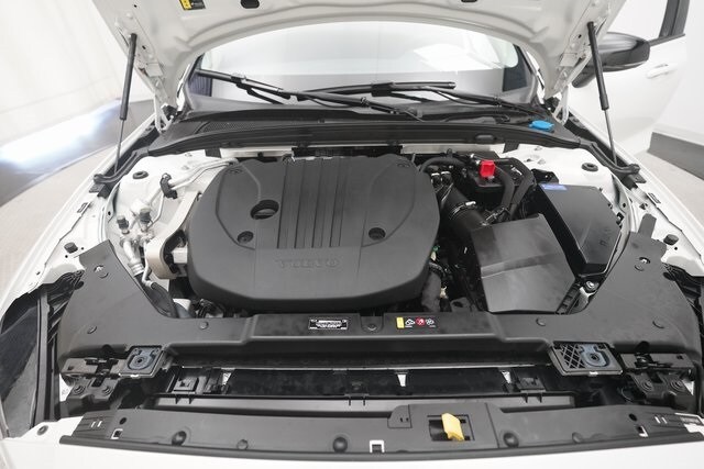 2022 Volvo S60 B5 AWD Momentum photo 3
