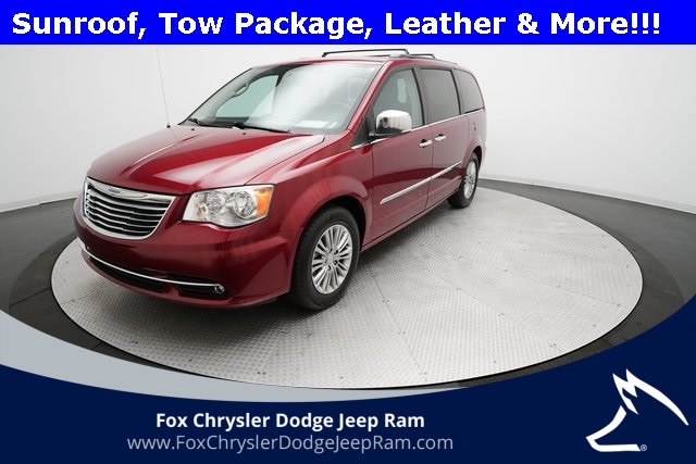 2016 Chrysler Town & Country Anniversary Edition's photo