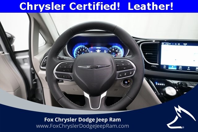 2024 Chrysler Pacifica Touring L photo 3