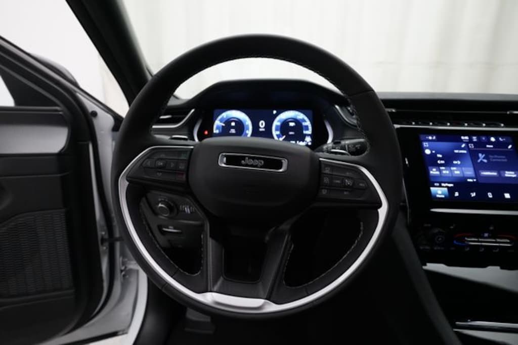 Used 2025 Jeep Grand Cherokee Laredo SUV