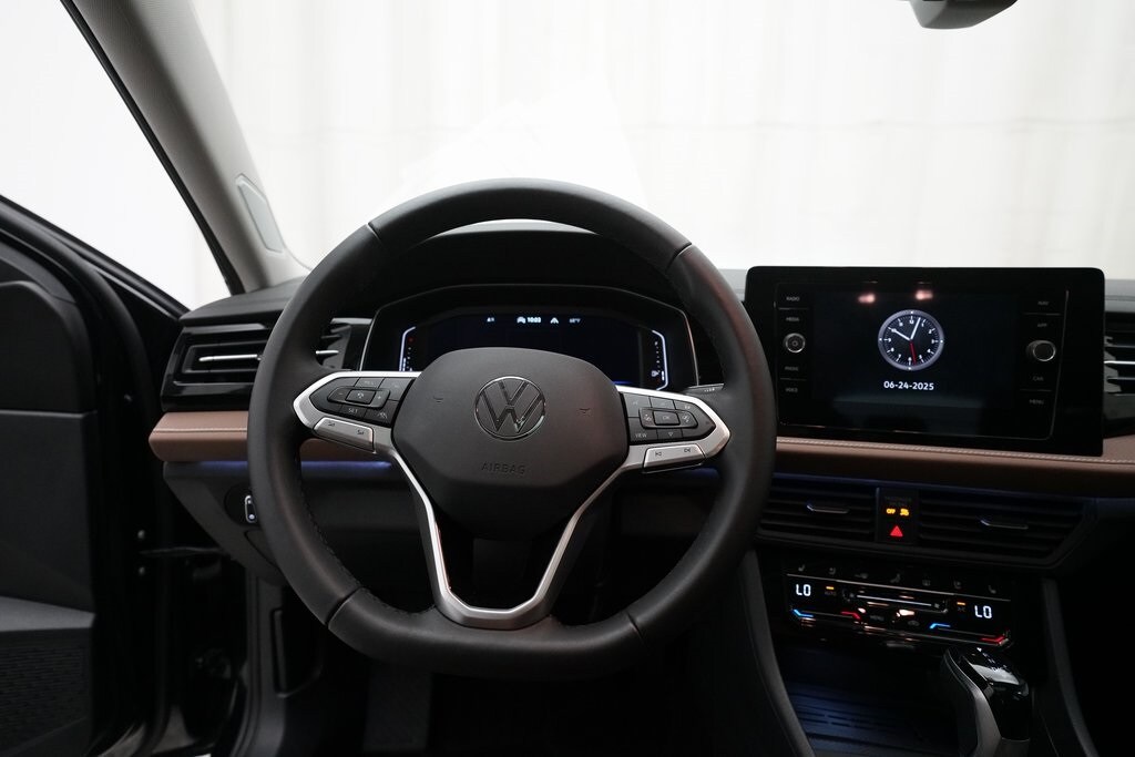 2025 Volkswagen Jetta 1.5T SEL photo 4