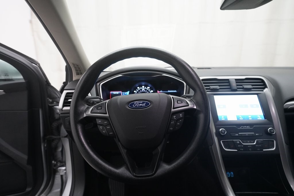 2020 Ford Fusion SE photo 4