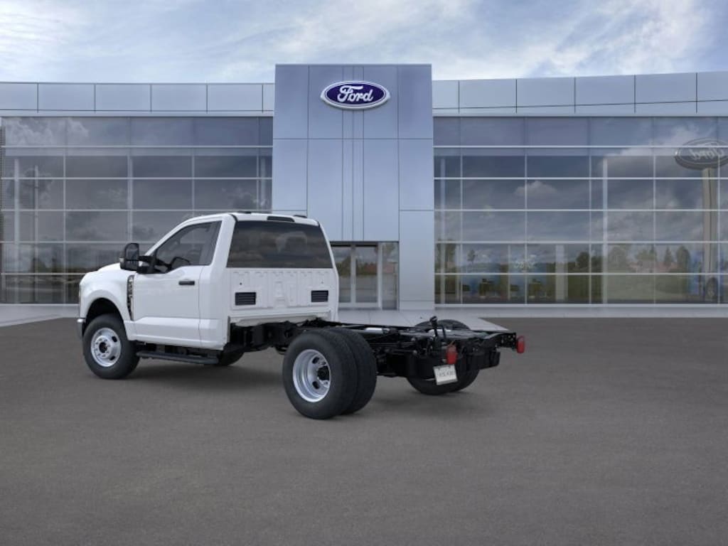 New 2025 Ford F-350SD XL 2D Standard Cab/Chassis