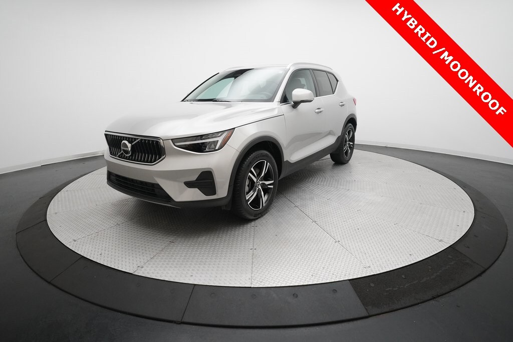 2025 Volvo XC40 Core's photo