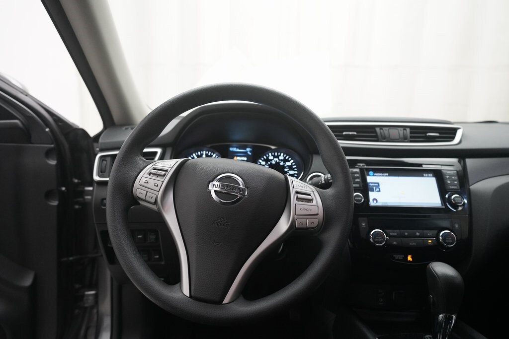2016 Nissan Rogue SV photo 3