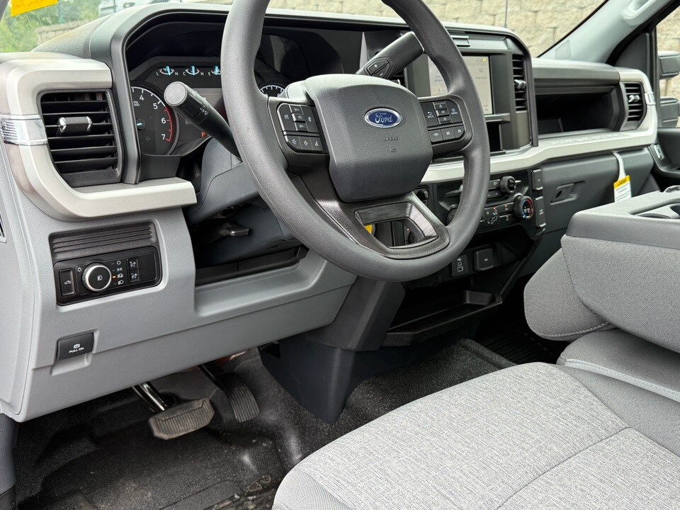 2025 Ford F-350 XL photo 3