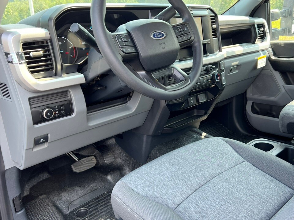 2025 Ford F-600 photo 3