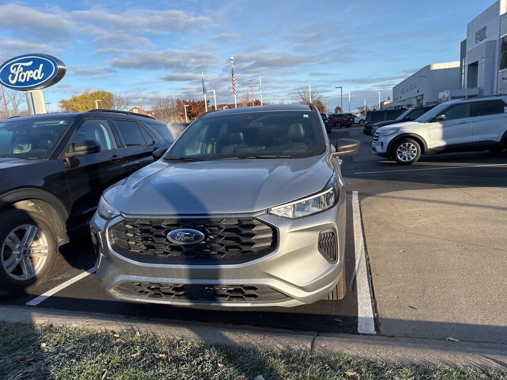 2023 Ford Escape ST-Line photo 2