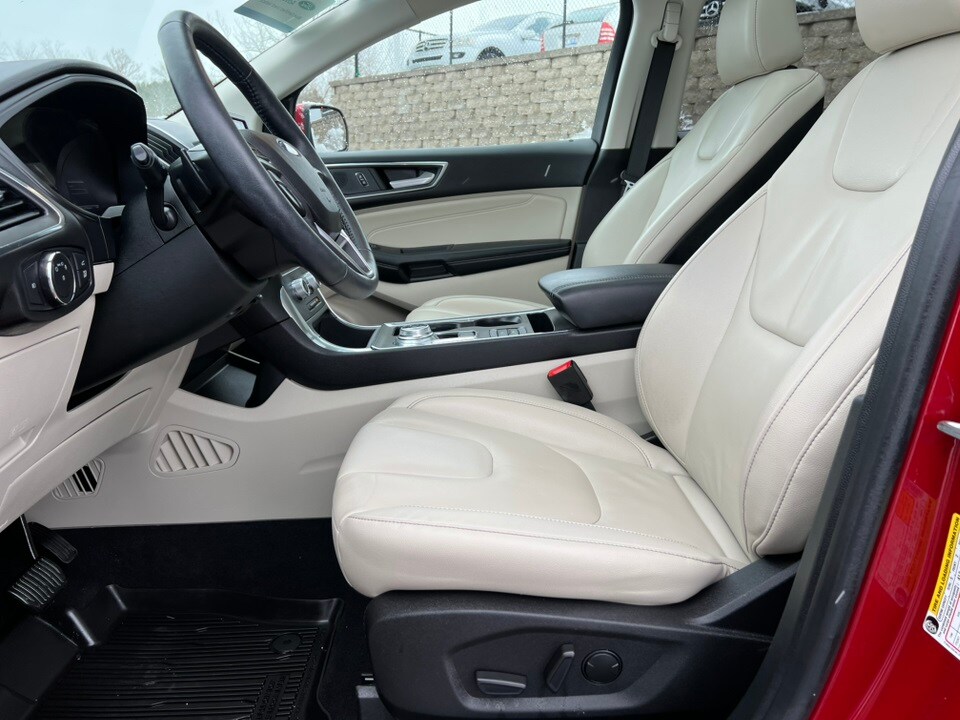 2022 Ford Edge Titanium photo 3
