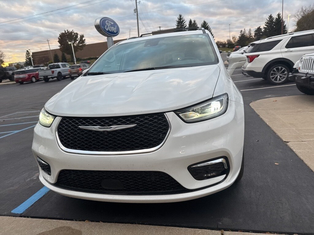 2021 Chrysler Pacifica Touring L photo 2